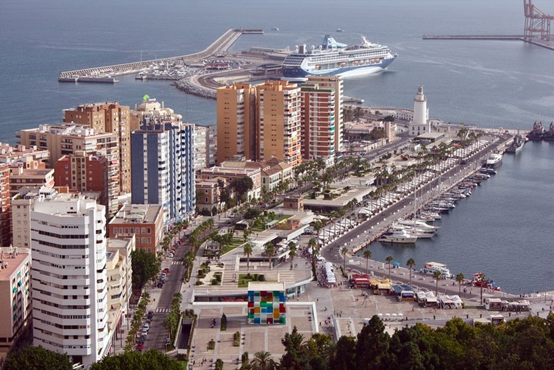 Muelle Uno y la Farola vista desde Gibralfaro