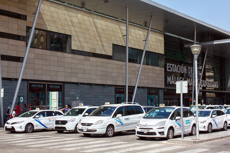 Taxis en la parada de María Zambrano