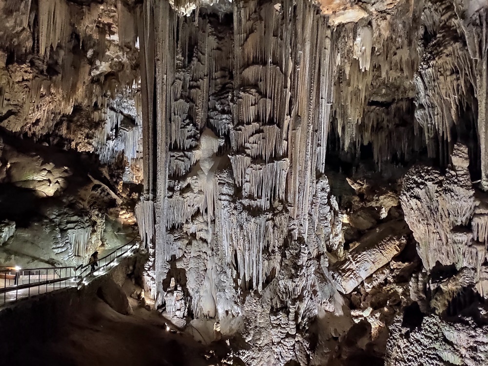 Gran-columna-Cueva-de-Nerja