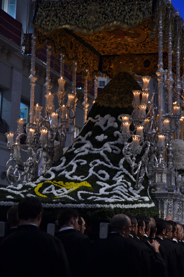 Manto_de_flores_de_la_Virgen_de_las_Penas_-_Martes_Santo_-_Málaga_-_(7047570859)