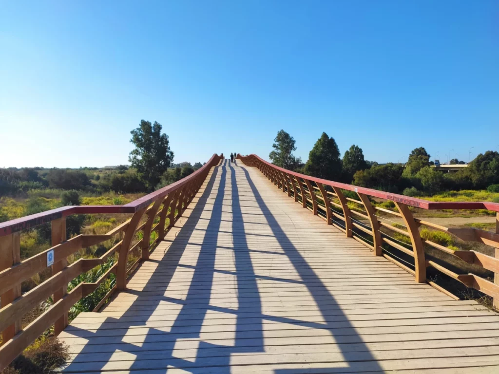 Cruzando-Pasarela-Desembocadura-Guadalhorce