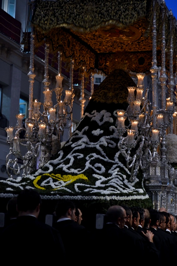 Manto_de_flores_de_la_Virgen_de_las_Penas_-_Martes_Santo_-_Málaga_-