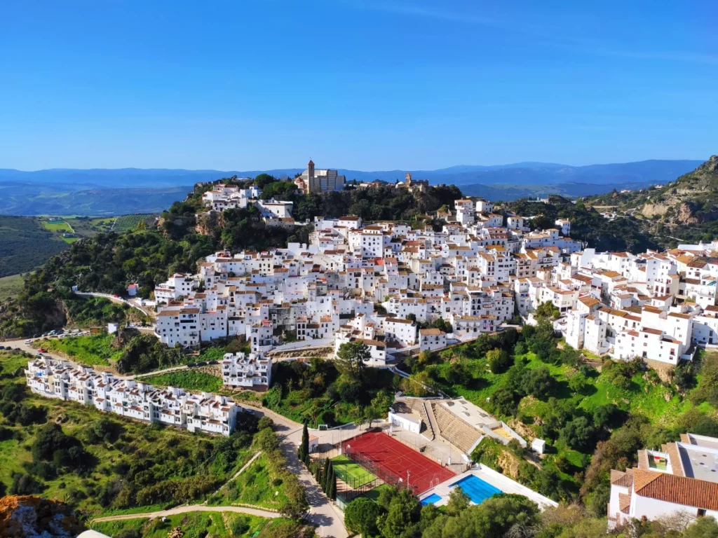 Panorámica-Casares-uno-de-los-pueblos-blancos-más-bonitos-de-málaga