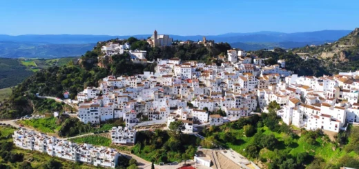 Panorámica-Casares-uno-de-los-pueblos-blancos-más-bonitos-de-málaga